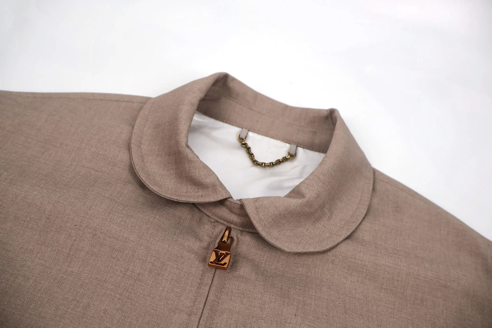 🅿️810 1v 25FW khaki wool casual jacket. The original jacket was purchased for 24,200 yuan. The old money style of Lujia is really not comparable to those second-tier brands. We custom-made imported real wool blended fabrics. The upper body is particularly high-end. Fabric has always been a particularly important part of our products. It is also the foundation for the rise of high-rise buildings. The materials we use are quite solid. Nearly 100% sheep wool is blended with polyester and polyester to ensure the drape of the pants. The comparison of the sample in Figure 2 is only slightly red. The specifications are exclusively custom-woven and have no difference. The pockets and trims are cut according to the Italian old-money style craftsmanship standards. The back pockets are embellished with embossed logos. The focus is to restore the pleats and perm marks on the front, which is full of texture. Size:50-52-54-56